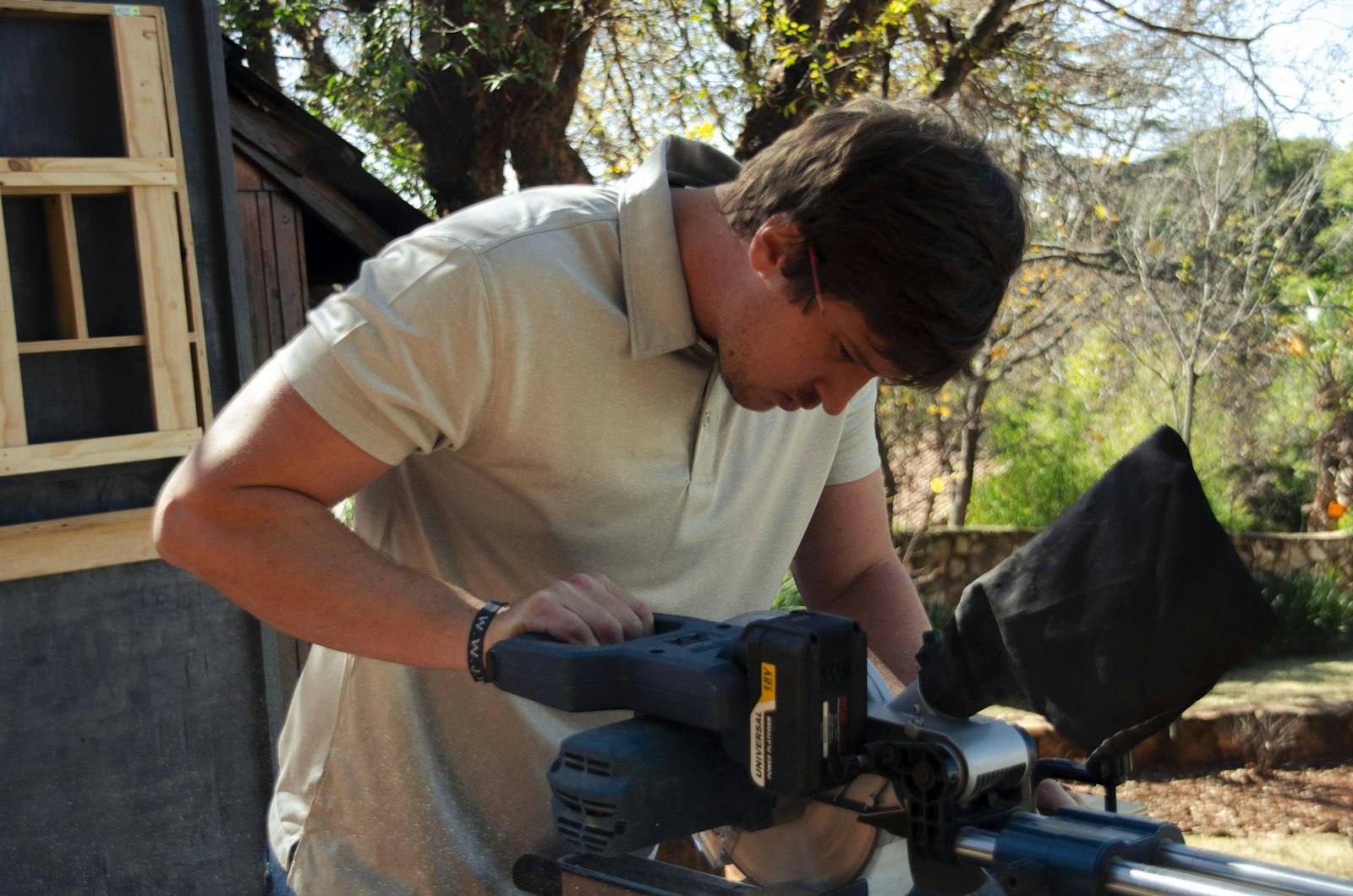 Artisan au travail sur une pièce de bois