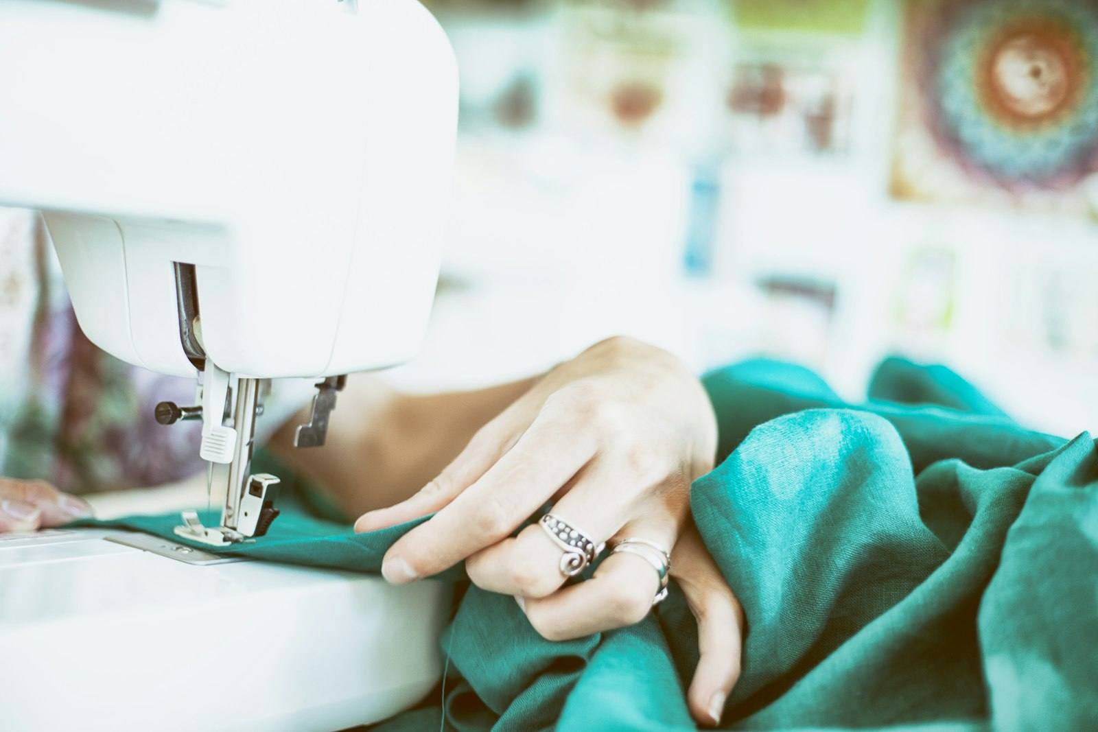 Mains d'une couturière à la machine