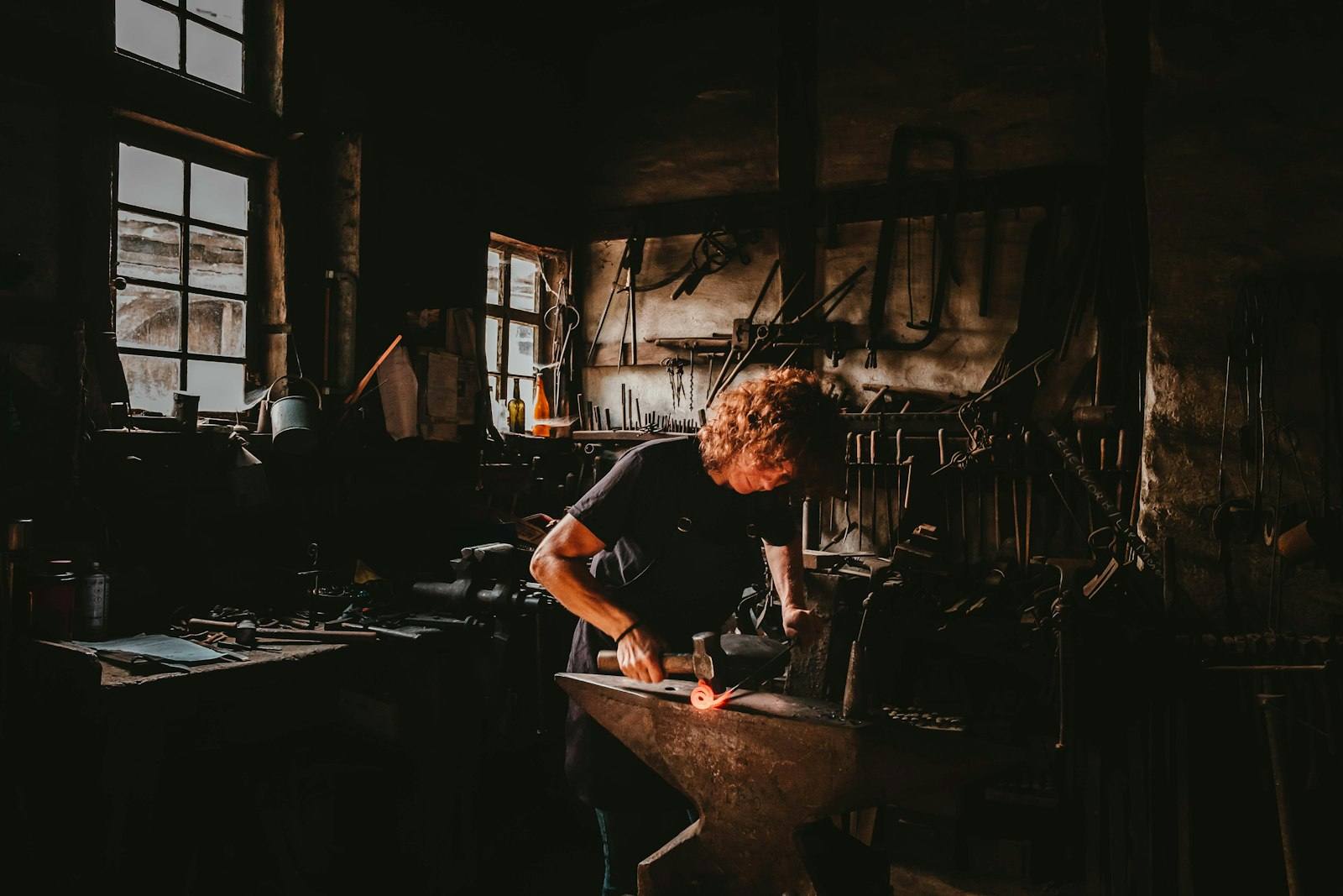 Artisan au travail dans un atelier