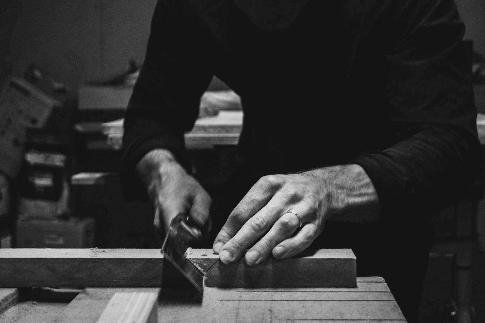 Mains d'un artisan au travail