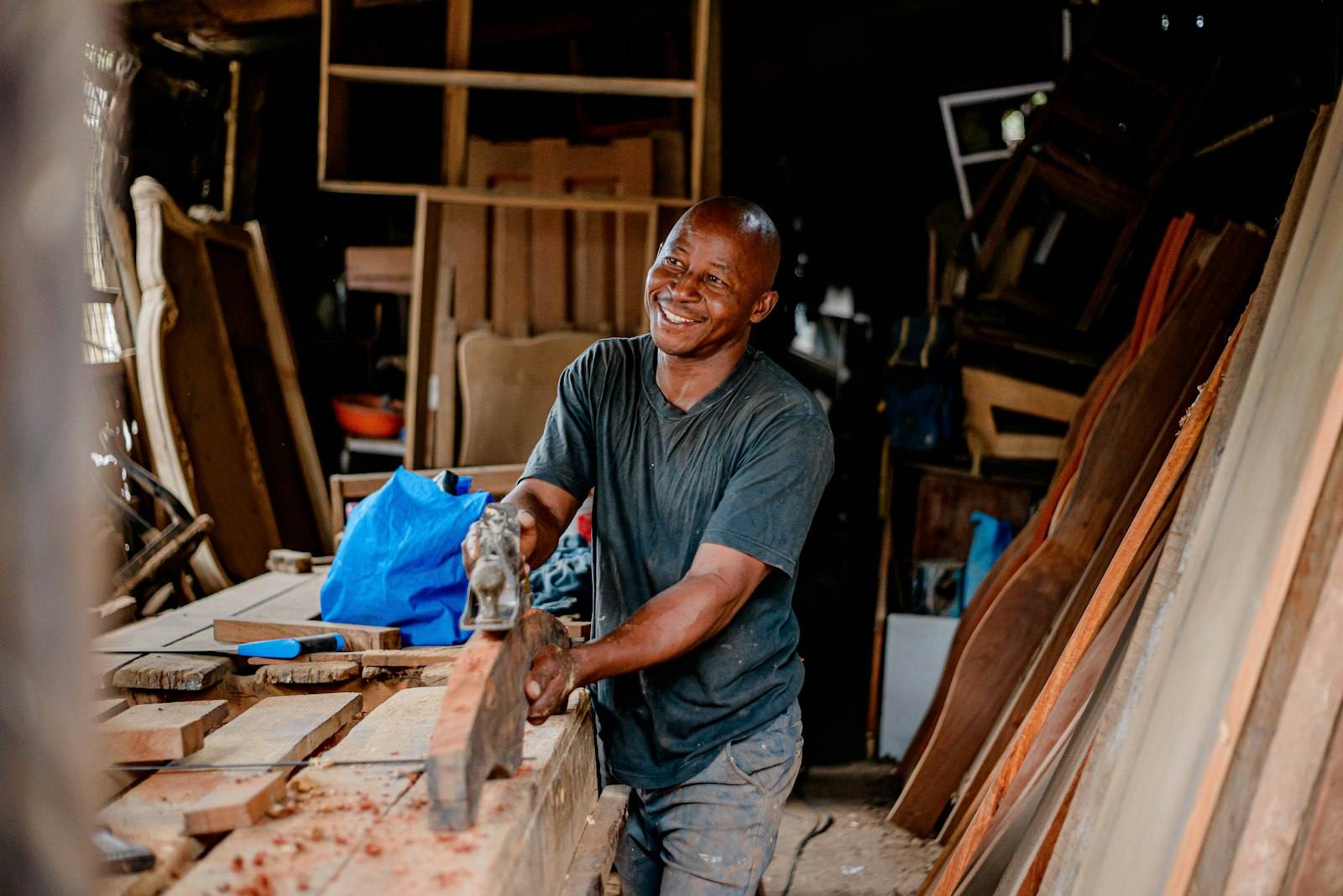 Menuisier au travail dans son atelier