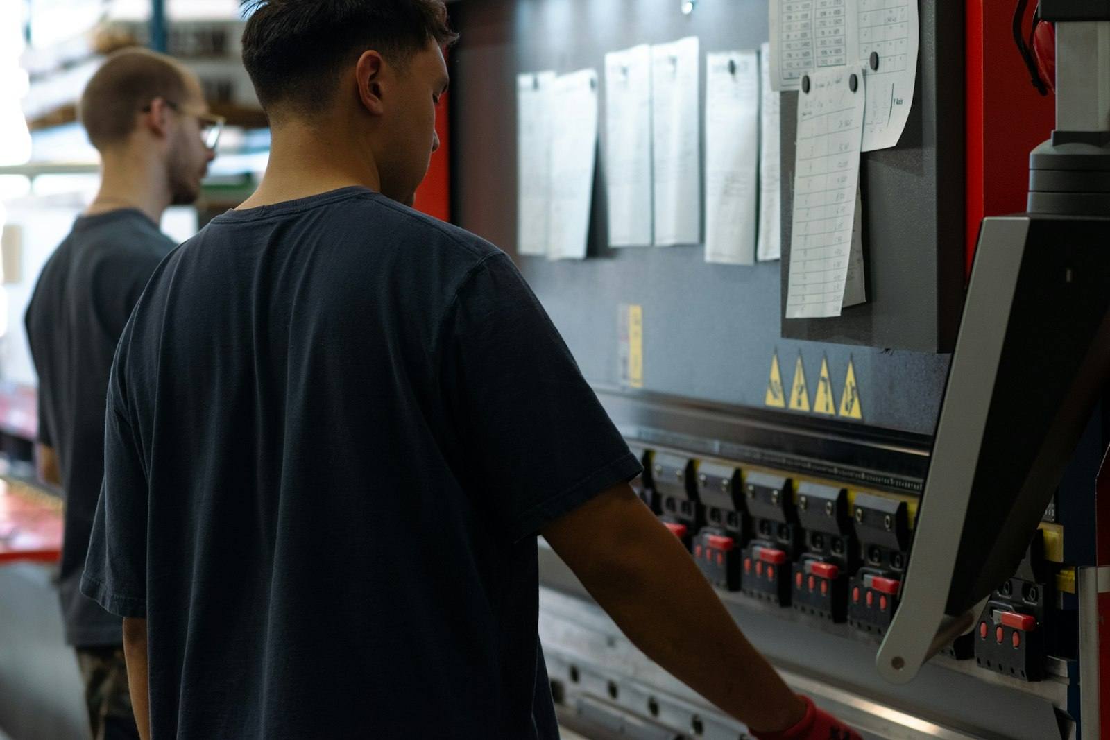 Deux jeunes techniciens devant une machine